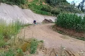 云南宜良，80余岁老人，挑水浇玉米视频封面