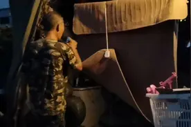 这歌唱得，保准让您提神醒困。俺就爱和这类人玩，他是俺把兄……