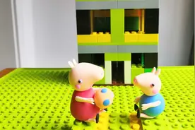 教你用粘土自制小猪佩奇玩偶，先用积木制作一个佩奇的家吧！