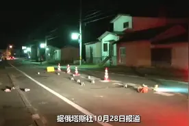 日本街头多名美国大兵疯狂扫射，对准警车一顿猛砸，不敢制裁视频封面