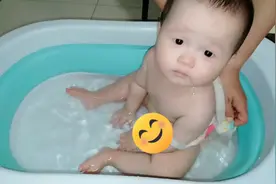 九个月宝宝，洗澡超开心，超爱玩水，肉嘟嘟的视频封面