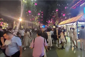 西安大唐不夜城果然名不虚传，网红街就是网红街，看看这人流量。视频封面