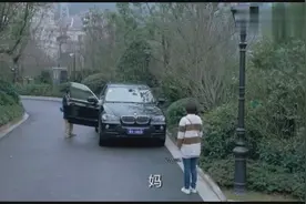 姐姐去接弟弟放学，弟弟同学：你姐太漂亮了．