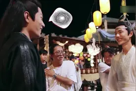 王一博抢肖战笛子玩，肖战让他笑一个，秒配合眯眼露牙齿太可爱视频封面