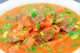 几个西红柿加一块牛腩，厨师长随便一炖，清香解腻，做法很地道