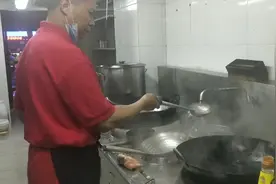 60岁杀鱼大叔想上灶，老板让他炒一个青菜，你看看这水平能行吗