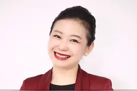 职场中，手放在哪里比较合适！