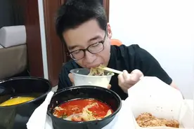 最近饿了吗美团打的火热，外卖比做饭划算！镇江小伙点三份吃撑了