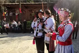 初一，云南民族村唱响《祝酒歌》，喝“长杆”民族团结酒，太给力视频封面