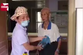 老爷爷“威胁式”给护士小姐姐送水果，一脸严肃：不收还不开心