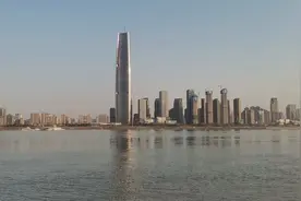 武汉汉口江滩，好多放风筝的，可同时看到5座长江大桥。视频封面