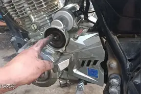 摩托车电启动打火时，经常咔咔的响你知道咋回事吗？师傅教你判断视频封面