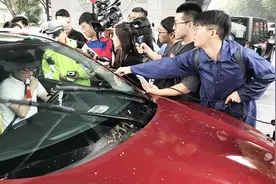 罚50元 扣2分！杭州交警严查开车玩手机视频封面