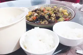 两小伙花40元晚上吃鸡，一桶米饭都吃光，这波操作简直666