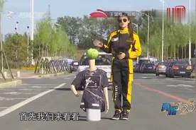 安全头盔很重要，广西一女子骑电动车发生意外，头部被压死里逃生视频封面