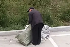 楼上装修窗外抛垃圾，拾荒老人安全有风险，令人担心。