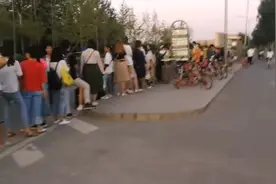 实拍草房站819路公交往燕郊方向，周五下班排队已经人山人海了！视频封面