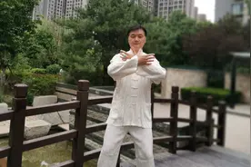 推手：2分钟学会抻拉大筋，1个动作修复经络，活血化瘀小功法。视频封面