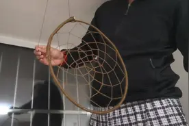 孩子经常被噩梦困扰，害怕不敢睡觉，爸爸做了捕梦网给他挂起来。