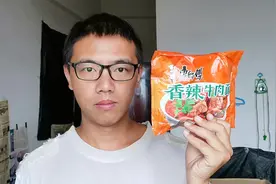一顿饭只需要两块钱就够了，香辣牛肉面，忧忧吃着它发出无限感慨视频封面