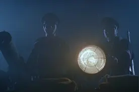 里面是防弹玻璃，子弹打上去还反弹了