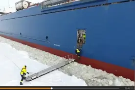 厉害了！你见过这么社会的上船方式嘛？