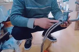 洗菜盆冷热水龙头软管坏了卸不下来怎么办，现在就给大家演示一下视频封面