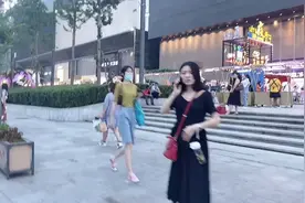 郑州最高端的大卫城也开始摆摊了，很多漂亮小姐姐视频封面