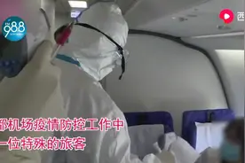 12岁男孩自己做飞机回国，20小时戴口罩水米未进，医生发现不对劲视频封面