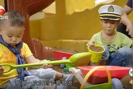 兄弟俩竟能和平相处，离不开父母的鼓励，育儿师太厉害了！视频封面