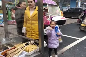 女儿放学了带着她去镇上买点零食，结果买了一堆辣条