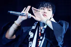 权志龙演唱现场撩粉，邀请粉丝一同合唱《Bad Boy》，真是太甜了视频封面