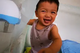 九个月宝宝误食了塑料叉头  妈妈担心坏了 自责又不知如何是好视频封面