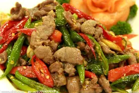 下酒菜：两斤瘦肉半斤青椒这样做下酒下饭小朋友都爱吃点赞！