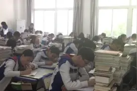 大一学生家中遭变故，高中母校组织捐款