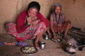 柬埔寨的乡村生活，农村妇女烧火做晚饭，吃饭还是用手抓视频封面