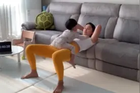 妈妈练瑜伽儿子捣乱!网友：这孩子太淘气，动作配合的也不错视频封面