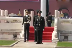 兵哥哥从三路汇成一队，三种不同颜色的军装，寓意也是不同！
