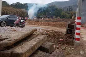 在学校门口卖这个小吃可以月入过万，一放学生意好们很老板在准备视频封面