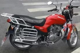 骑着漂亮的摩托车，跑摩的，生意不好，15块三公里路就去了一上午视频封面