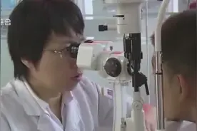 近视率逐年增加，每10个小学生就有三到四个小眼镜，家长要重视了视频封面