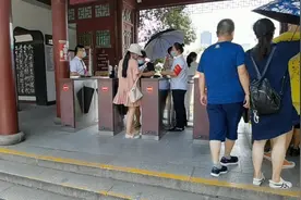武汉黄鹤楼8月8日起免费向游客开放，游客全程戴好口罩测体温视频封面