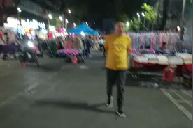 惠州市惠城区龙丰市场附近一公里的夜市街，摆摊的人多过消费的人视频封面