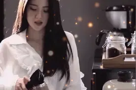 这是有味道的视频，女助理高跟鞋搅水给女老总喝视频封面