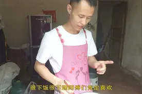 伯娘炒菜王刚来打下手，砌砖师傅的午饭安排得稳稳当当的视频封面