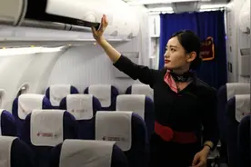 登机后，为何空姐的手里拿着一个“打火机”边走边按？这才是真相视频封面