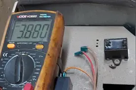 空调制冷10多分钟后出热风，是这只小电容坏了，换掉就好