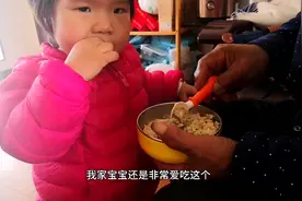 宝妈在厦门給一岁半宝宝做辅食三文鱼烩饭有肉有菜宝宝胃口大开视频封面