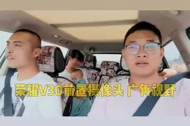 和朋友去海边，小伙第一次用荣耀V30广角拍视频。看效果咋样！