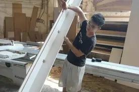 简单一招安装衣柜顶封板，一看就会的操作，省力不麻烦绝对美观